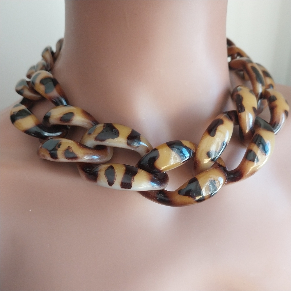 Chic Tortoise Plastik Necklace - Picture 11 of 14